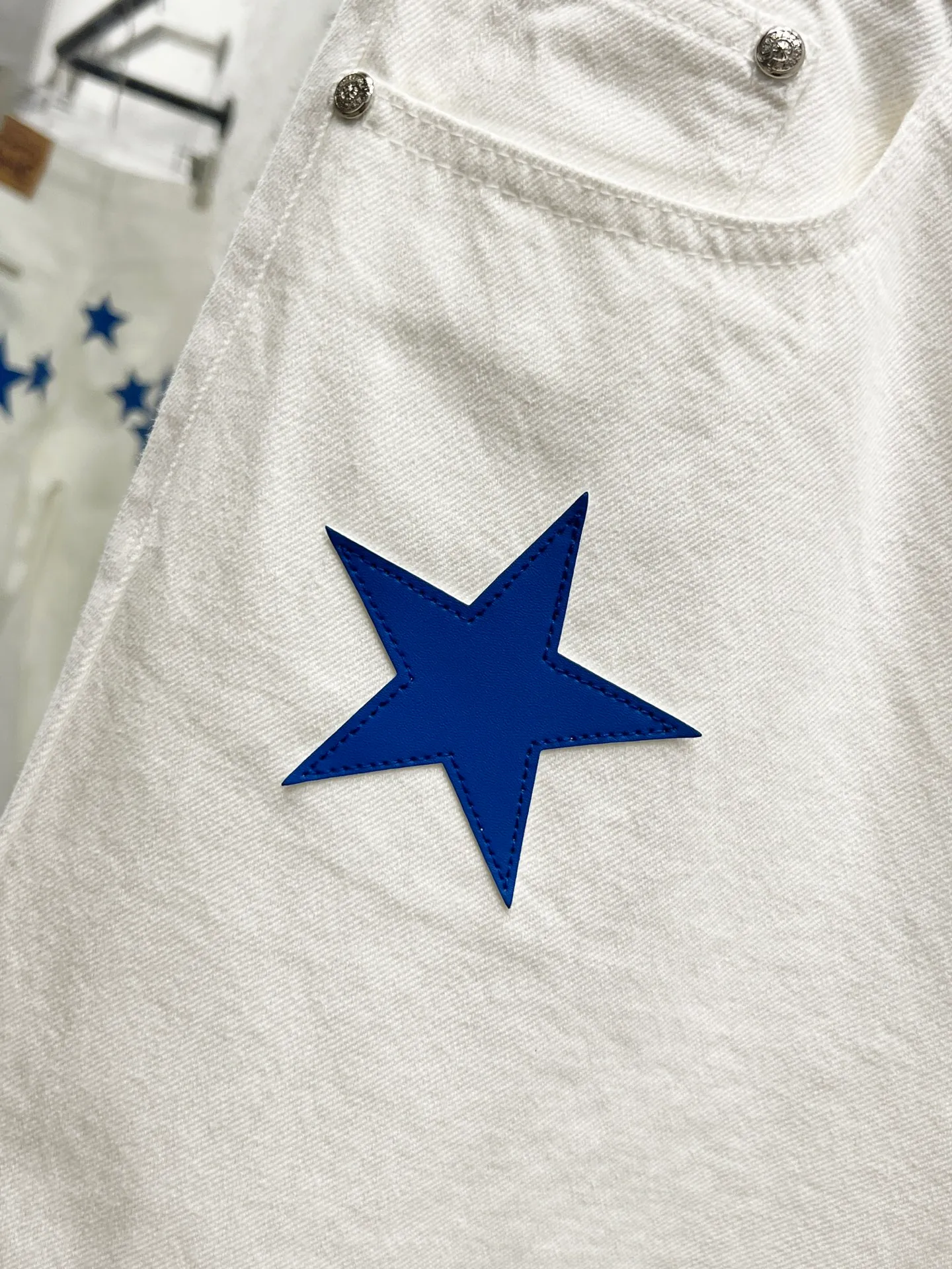 P230 Style number: H849 Chrome hearts & Chrome hearts 25ss blue five-pointed star frame leather jeans CH Chrome hearts double knee five-pointed star frame leather bo1 version logging pants straight work pants B136 Chrome hearts cross Sanskrit overalls Counter price 24W level, patched cross flower embellishment, high-waisted washed jeans! ! Absolutely high-end luxury products, 1.9W level god-level single products, super popular products, made by top heavy industry, not to be missed. About Zangyin, this is an extremely luxurious fashion brand, which can also be called the nobles of the high street. It has always been an exclusive brand of some hipsters or rich second generation. Compared with ordinary high streets, it is more luxurious and noble. Compared with luxury brands, it has a more fashionable personality and has always been a brand that I have a special liking for. Imported yarn is custom-woven into a high-density twill canvas, which ensures a crisp silhouette while also making the fabric feel very delicate. It follows the B01 classic silhouette and has a crisp and stylish upper body. The ready-made garments are stone-milled and fermented and can be matched with any style. Buttons and zinc-brushed washable genuine YKK retro metal products. Double-layered canvas on the front. Perfect details. All hardware is perfect. Size: 30-32-34-36 Color: White pants with leather five-pointed star